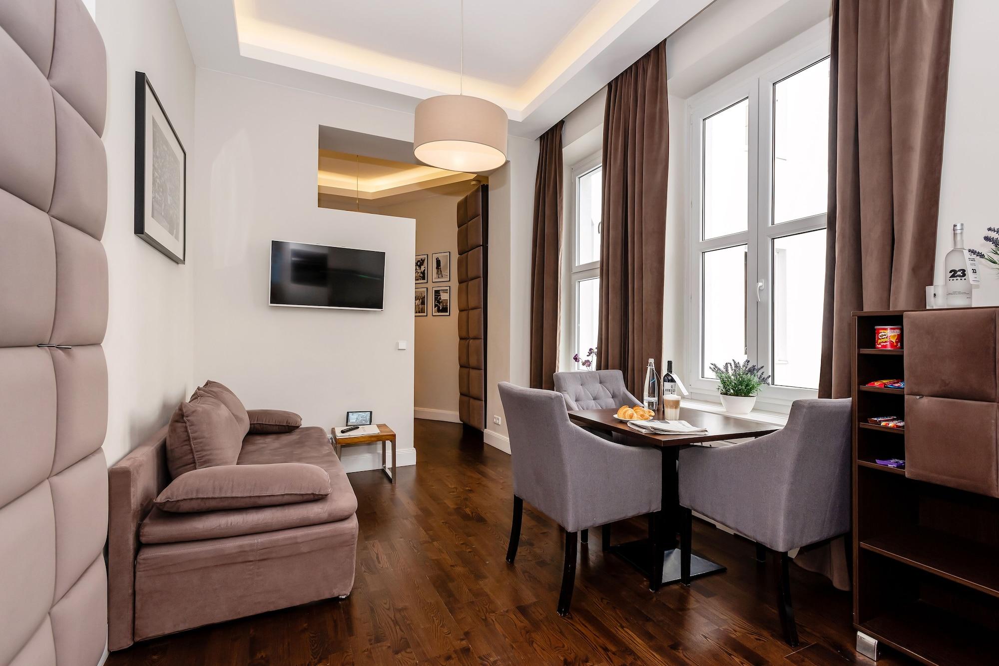 Arabel Design Apartments Berlín Exterior foto A living room with a sofa and a dining table